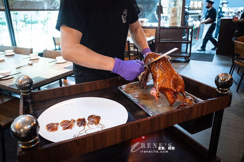 延伸閱讀：台中超難訂位的烤鴨人氣名店，桌邊片鴨很精彩，會噴汁的蘿蔔絲餅必點