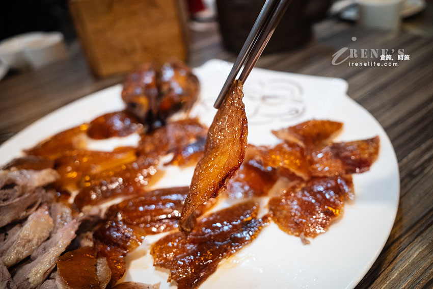 台中超難訂位的烤鴨人氣名店，桌邊片鴨很精彩，會噴汁的蘿蔔絲餅必點