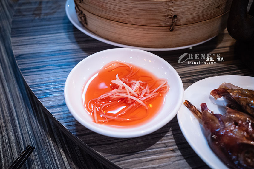 台中超難訂位的烤鴨人氣名店，桌邊片鴨很精彩，會噴汁的蘿蔔絲餅必點