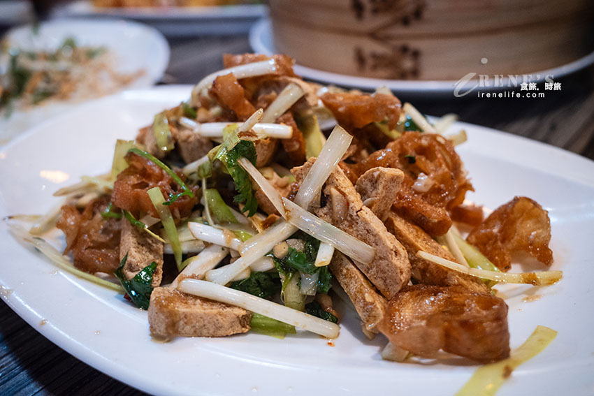 台中超難訂位的烤鴨人氣名店，桌邊片鴨很精彩，會噴汁的蘿蔔絲餅必點