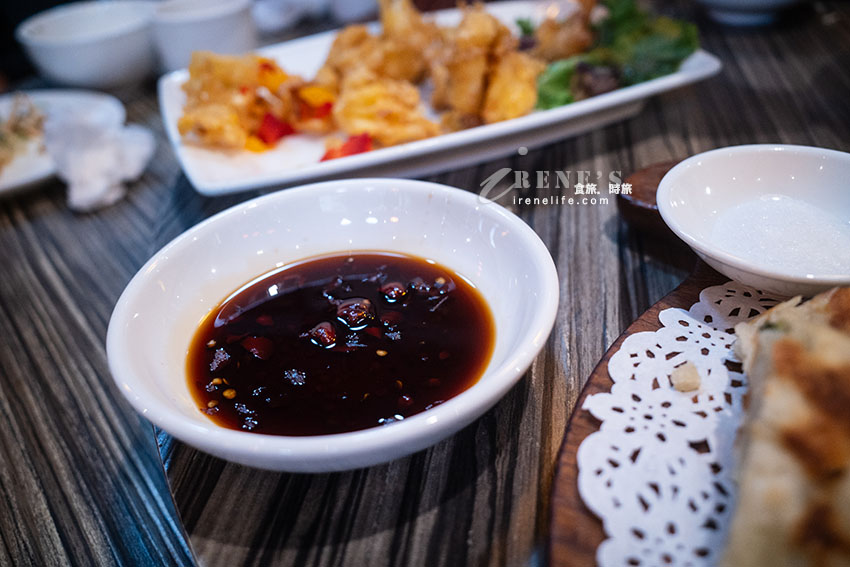 台中超難訂位的烤鴨人氣名店，桌邊片鴨很精彩，會噴汁的蘿蔔絲餅必點