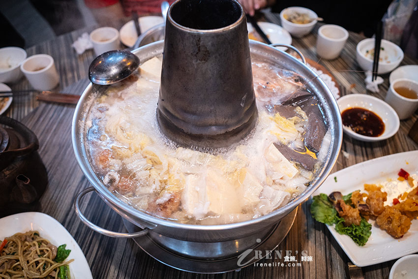 台中超難訂位的烤鴨人氣名店，桌邊片鴨很精彩，會噴汁的蘿蔔絲餅必點