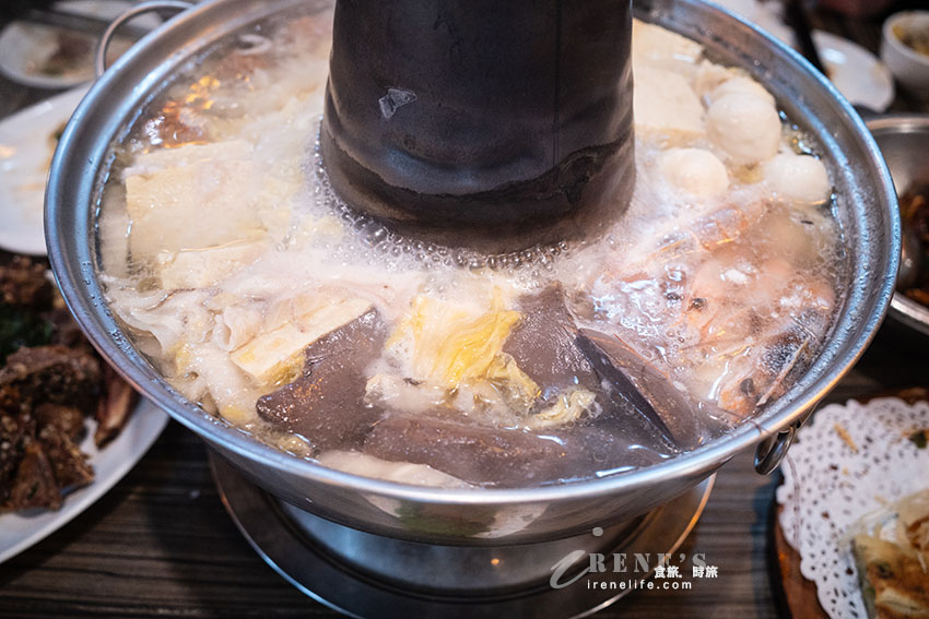 台中超難訂位的烤鴨人氣名店，桌邊片鴨很精彩，會噴汁的蘿蔔絲餅必點
