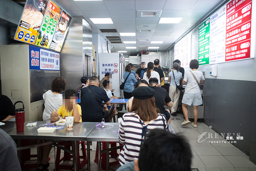 逢甲夜市高人氣的宵夜、早餐店，三寶燒餅、小籠湯包、咖哩蛋餅還有明太子飯糰