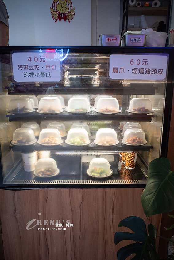 近林口三井outlet的好吃麵食館，水餃、炸醬麵都不錯，雲吞皮薄餡飽滿吃的到蝦肉