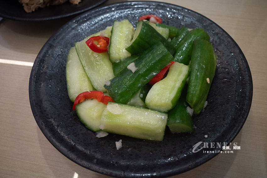 近林口三井outlet的好吃麵食館，水餃、炸醬麵都不錯，雲吞皮薄餡飽滿吃的到蝦肉