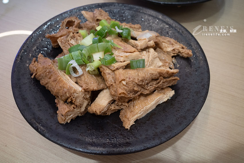 近林口三井outlet的好吃麵食館，水餃、炸醬麵都不錯，雲吞皮薄餡飽滿吃的到蝦肉