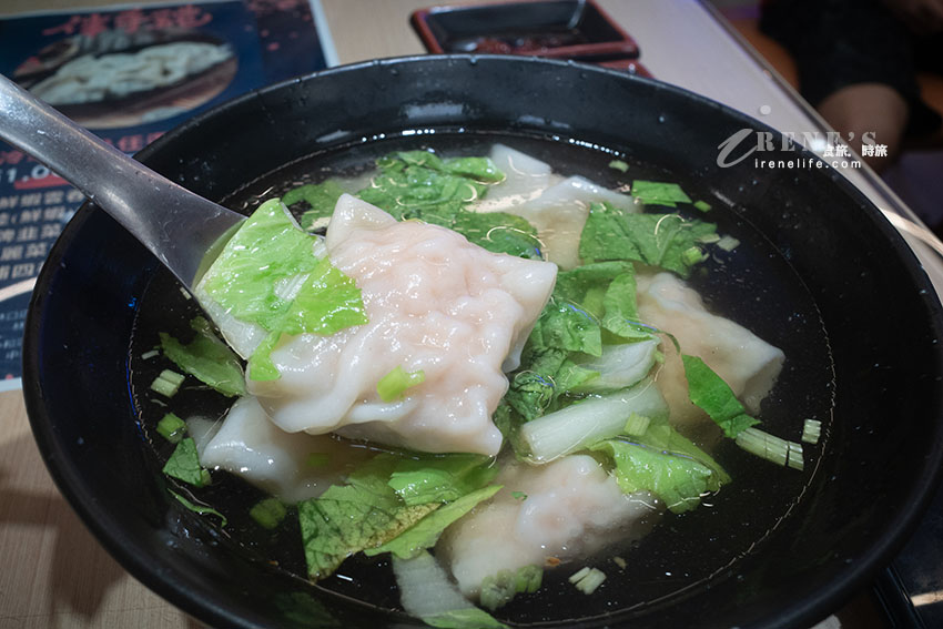 近林口三井outlet的好吃麵食館，水餃、炸醬麵都不錯，雲吞皮薄餡飽滿吃的到蝦肉