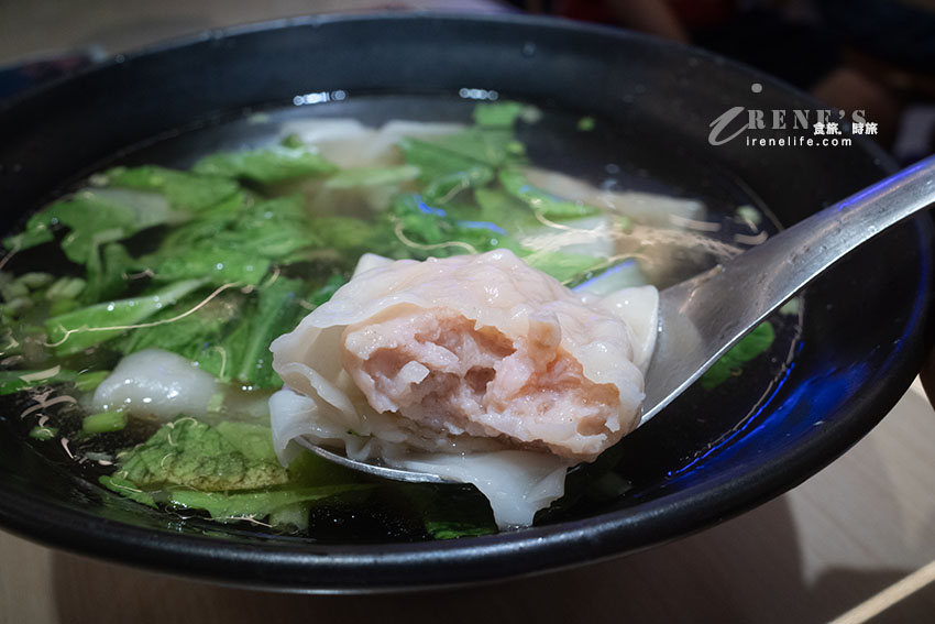 近林口三井outlet的好吃麵食館，水餃、炸醬麵都不錯，雲吞皮薄餡飽滿吃的到蝦肉