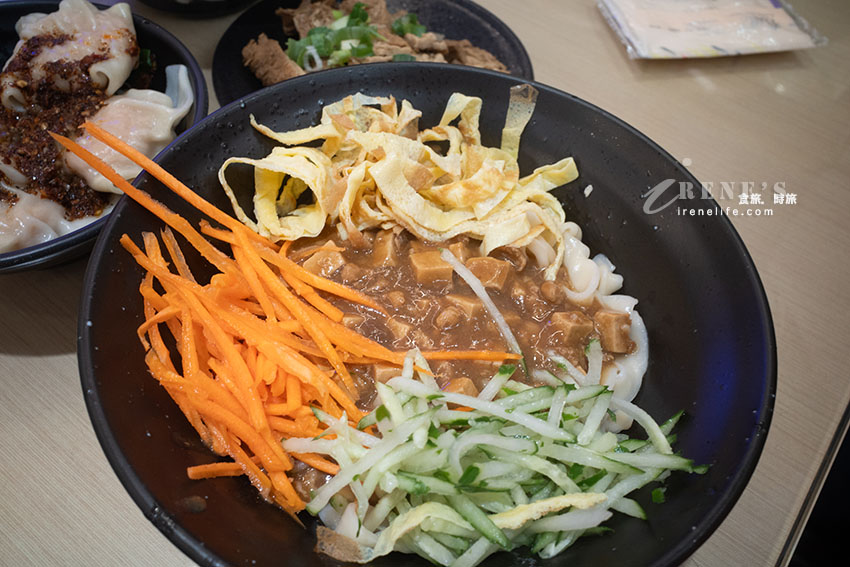 近林口三井outlet的好吃麵食館，水餃、炸醬麵都不錯，雲吞皮薄餡飽滿吃的到蝦肉