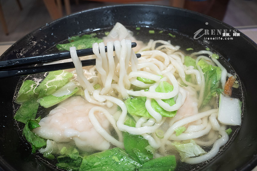 近林口三井outlet的好吃麵食館，水餃、炸醬麵都不錯，雲吞皮薄餡飽滿吃的到蝦肉