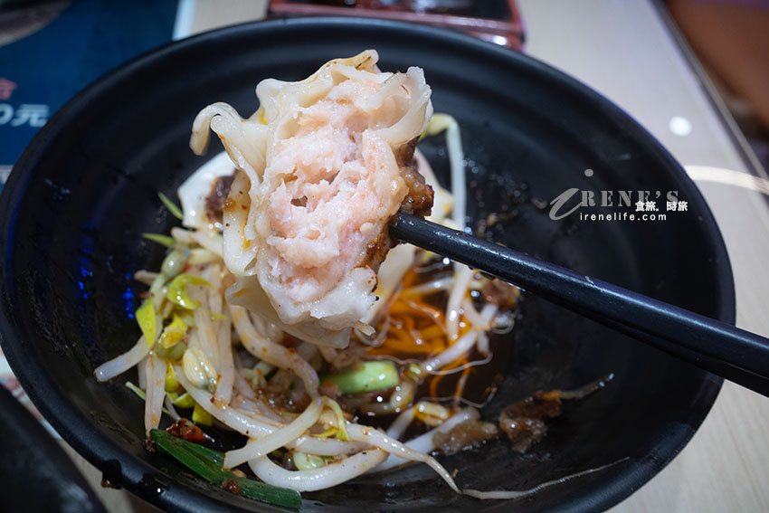 近林口三井outlet的好吃麵食館，水餃、炸醬麵都不錯，雲吞皮薄餡飽滿吃的到蝦肉