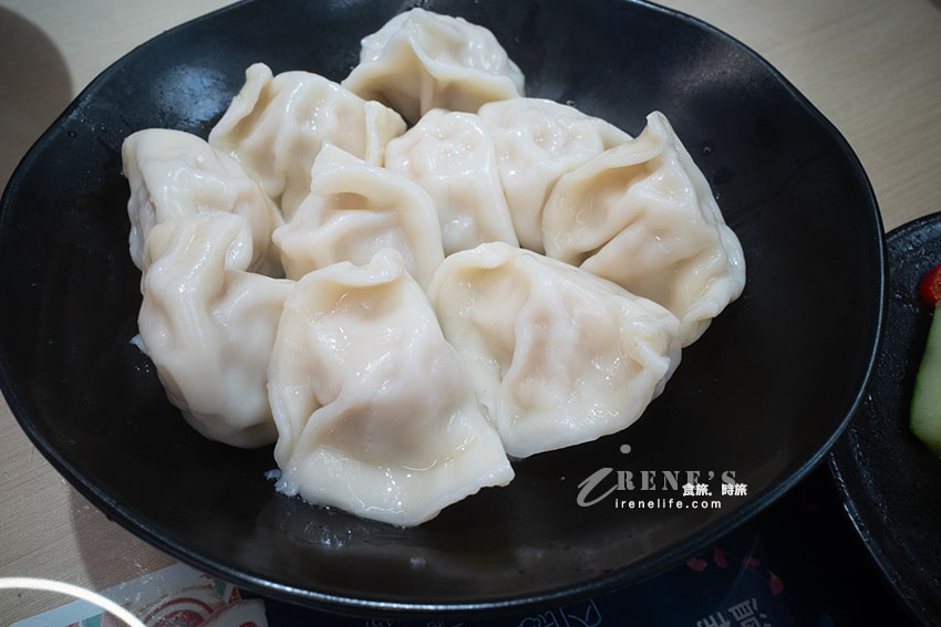 近林口三井outlet的好吃麵食館，水餃、炸醬麵都不錯，雲吞皮薄餡飽滿吃的到蝦肉
