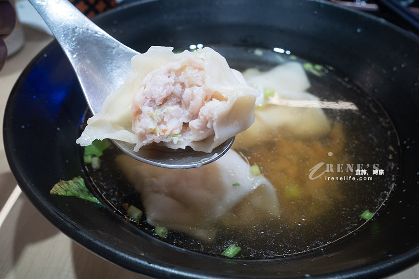 近林口三井outlet的好吃麵食館，水餃、炸醬麵都不錯，雲吞皮薄餡飽滿吃的到蝦肉