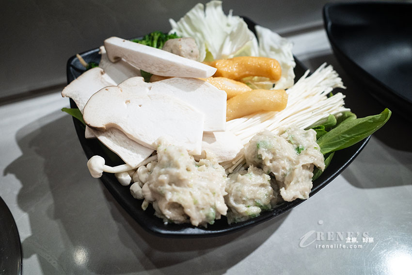 老先覺麻辣鍋PLUS！一人加價58元就享自助吧吃到飽，蔬菜、火鍋料、麵食、飲料、冰品