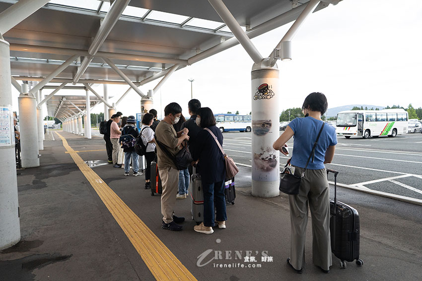 小而充滿人情味的花卷機場，機場巴士、租車、伴手禮店、餐廳介紹