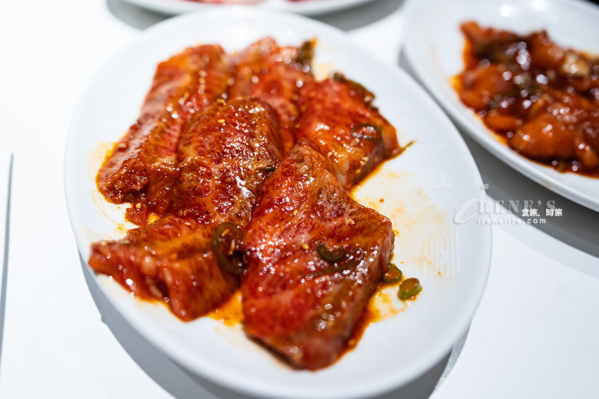 盛岡必吃美食，冷麵配燒肉！盛岡車站前人氣超夯餐廳，從二樓一路排到一樓人行道