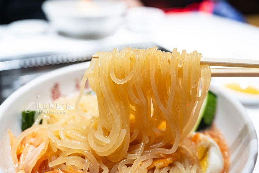 盛岡必吃美食，冷麵配燒肉！盛岡車站前人氣超夯餐廳，從二樓一路排到一樓人行道