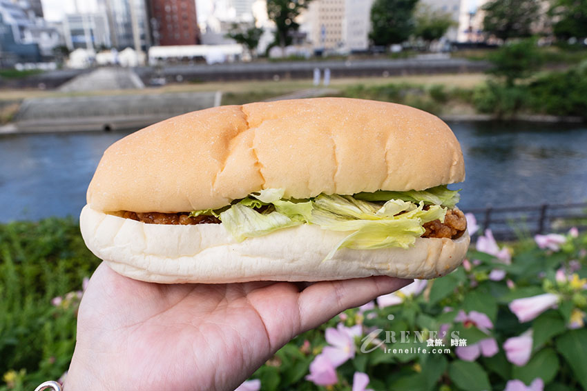 盛岡人最愛的在地麵包店,長型餐包夾入沉甸甸的內餡,多達數十種口味讓人點餐超猶豫 盛岡人最愛的在地麵包店,長型餐包夾入沉甸甸的內餡,多達數十種口味讓人點餐超猶豫