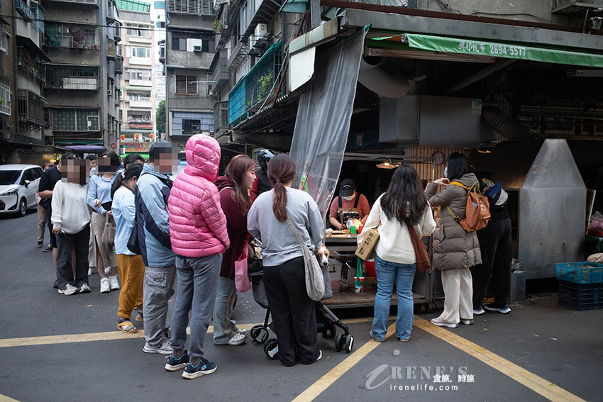 一開門就排隊的關渡市場鮮炸雞，五點不到就只剩雞翅，一隻20元皮薄肉多汁