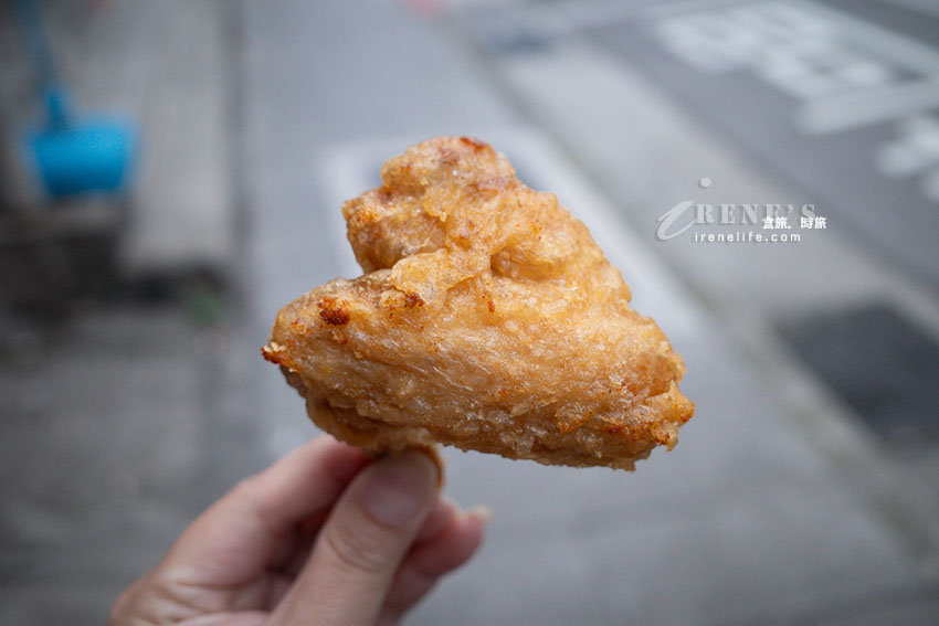 一開門就排隊的關渡市場鮮炸雞，五點不到就只剩雞翅，一隻20元皮薄肉多汁