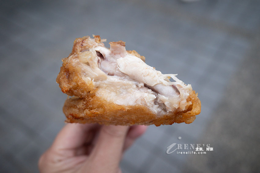 一開門就排隊的關渡市場鮮炸雞，五點不到就只剩雞翅，一隻20元皮薄肉多汁