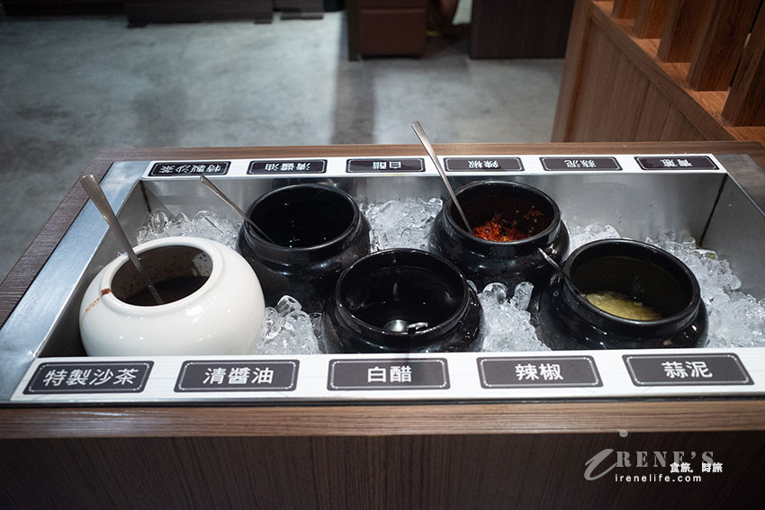 逢甲夜市好吃小火鍋推薦，純手工自製的泡菜酸甜爽脆，人氣泡菜鍋真的一絕