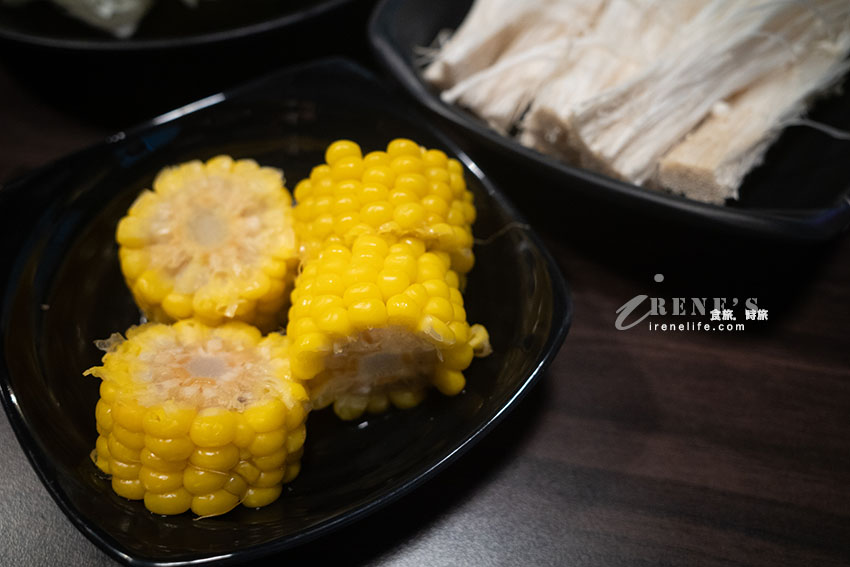 逢甲夜市好吃小火鍋推薦，純手工自製的泡菜酸甜爽脆，人氣泡菜鍋真的一絕