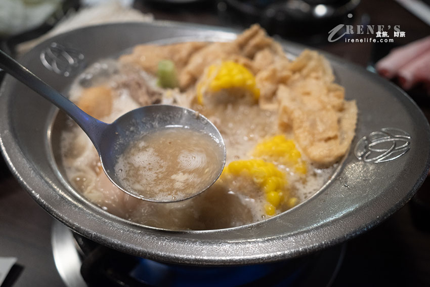 逢甲夜市好吃小火鍋推薦，純手工自製的泡菜酸甜爽脆，人氣泡菜鍋真的一絕
