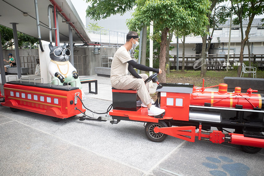 苗栗火車頭與貓咪相結合,壯觀的鐵道文物展示館,還可以搭小火車遊園區 苗栗火車頭與貓咪相結合,壯觀的鐵道文物展示館,還可以搭小火車遊園區
