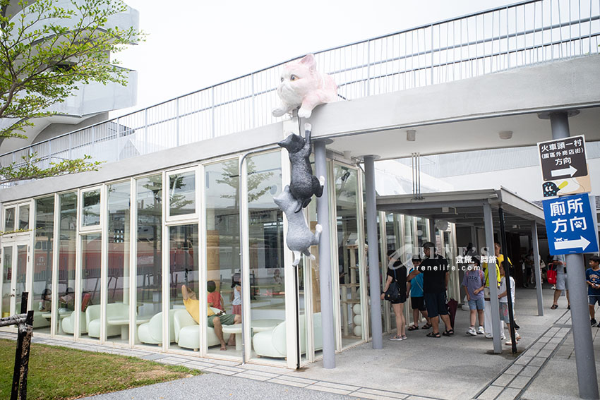 苗栗火車頭與貓咪相結合，壯觀的鐵道文物展示館，還可以搭小火車遊園區