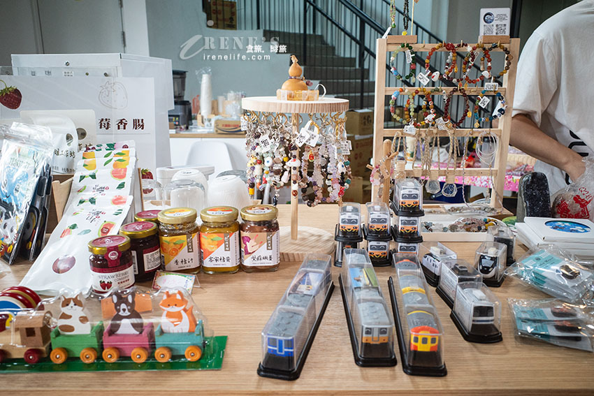 苗栗火車頭與貓咪相結合，壯觀的鐵道文物展示館，還可以搭小火車遊園區
