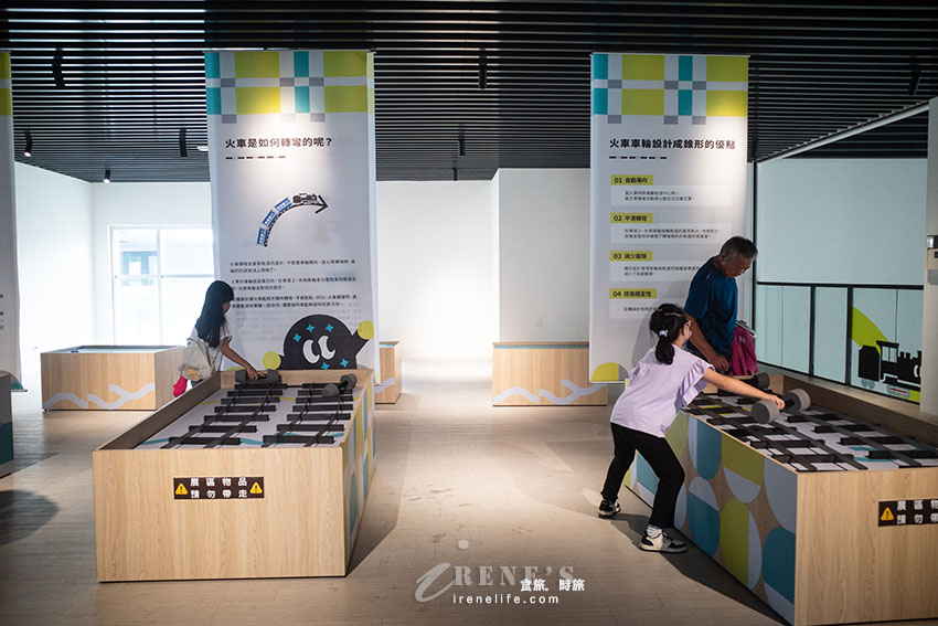 苗栗火車頭與貓咪相結合，壯觀的鐵道文物展示館，還可以搭小火車遊園區
