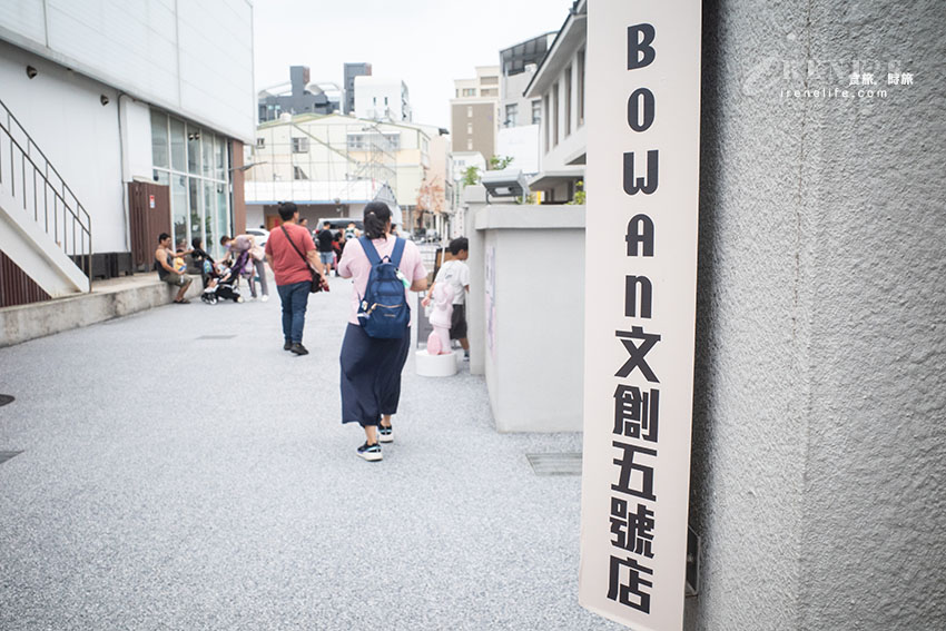 苗栗火車頭與貓咪相結合，壯觀的鐵道文物展示館，還可以搭小火車遊園區