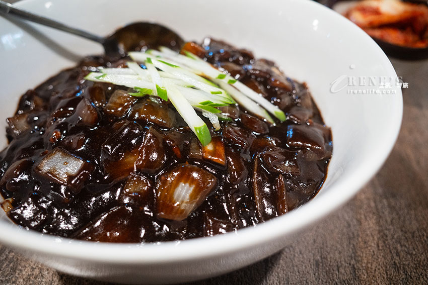 中山國中站超人氣韓式中華料理，份量十足飽到炸，半半麵一次能吃到炸醬麵跟炒碼麵