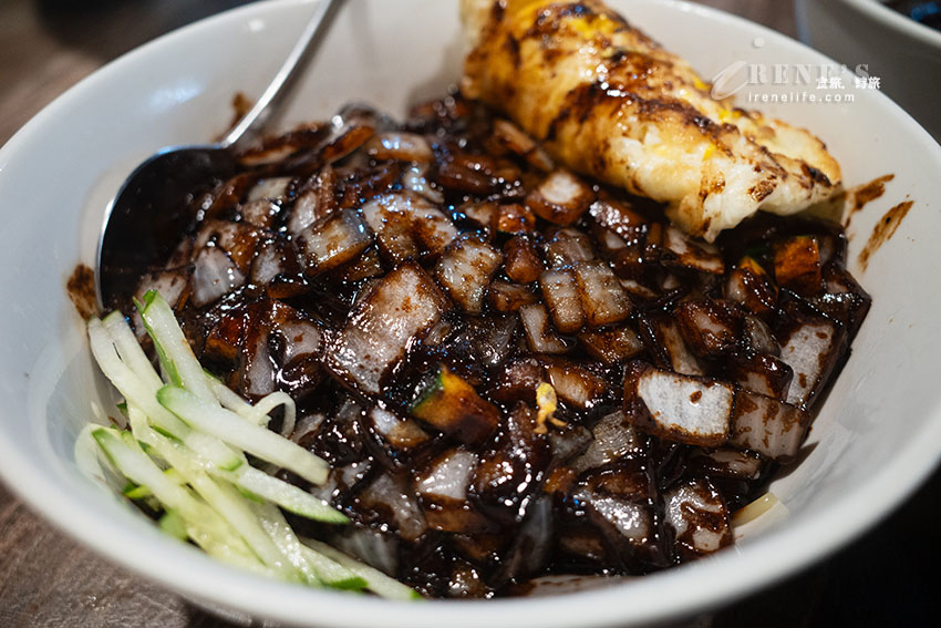 中山國中站超人氣韓式中華料理，份量十足飽到炸，半半麵一次能吃到炸醬麵跟炒碼麵