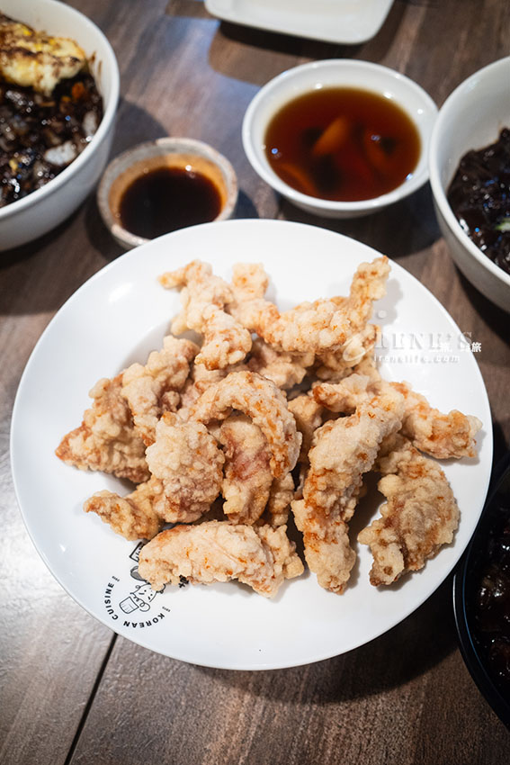 中山國中站超人氣韓式中華料理，份量十足飽到炸，半半麵一次能吃到炸醬麵跟炒碼麵