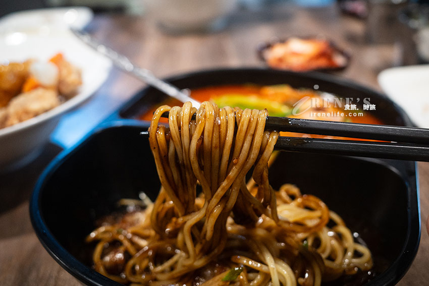中山國中站超人氣韓式中華料理，份量十足飽到炸，半半麵一次能吃到炸醬麵跟炒碼麵