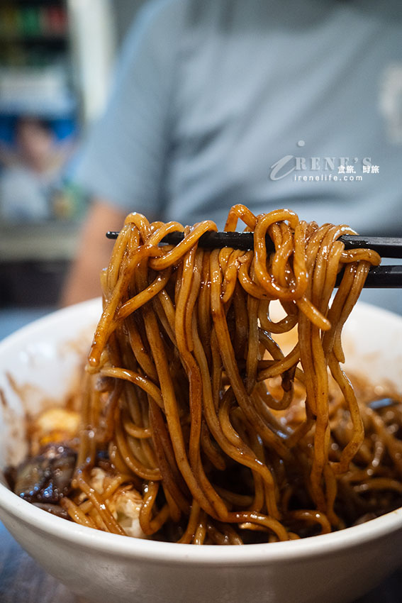 中山國中站超人氣韓式中華料理，份量十足飽到炸，半半麵一次能吃到炸醬麵跟炒碼麵