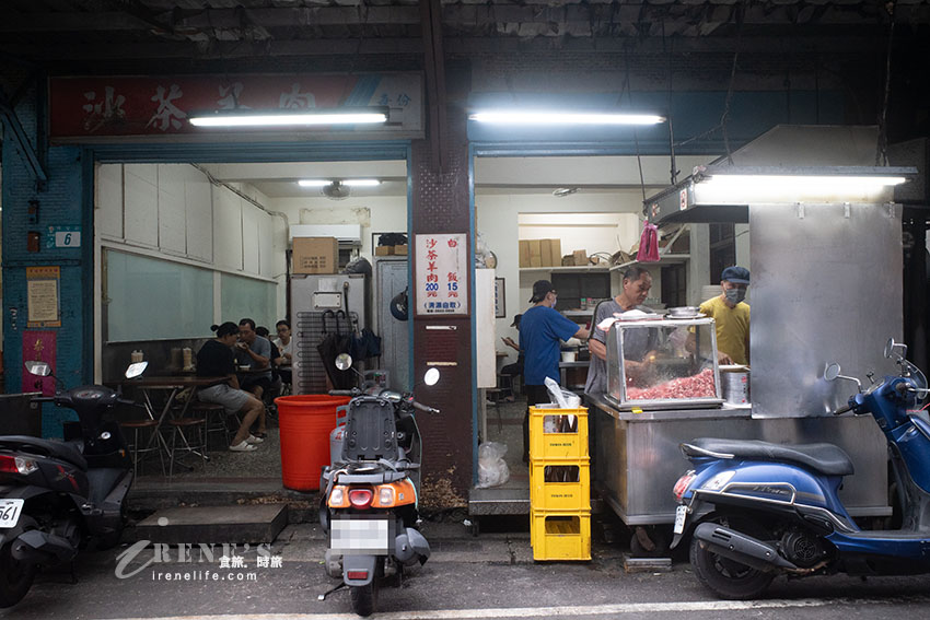 在地人才知道的淡水美食,全店只賣一種沙茶羊肉+白飯,內用外帶排到爆 在地人才知道的淡水美食,全店只賣一種沙茶羊肉+白飯,內用外帶排到爆