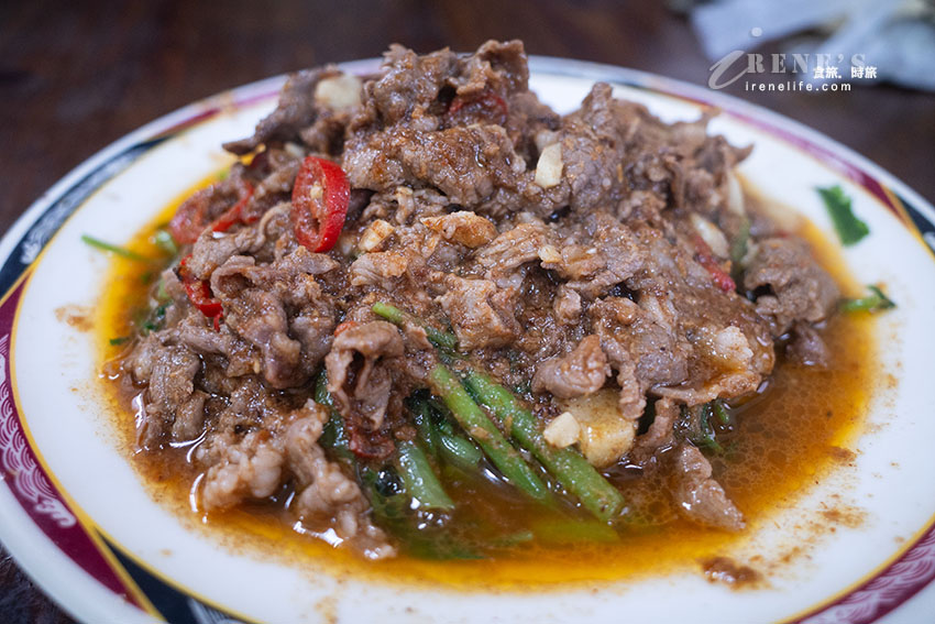 在地人才知道的淡水美食，全店只賣一種沙茶羊肉+白飯，內用外帶排到爆