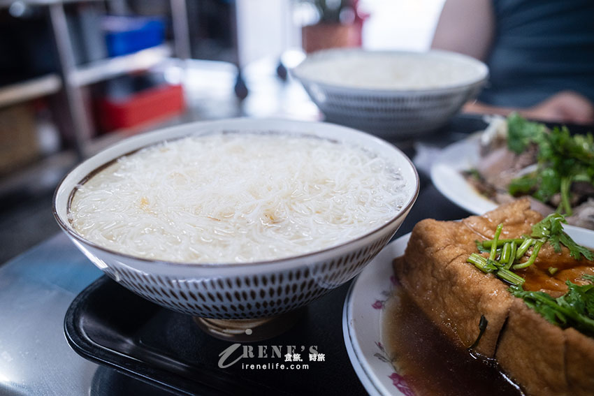 三重新開幕阿嬤ㄟ食堂米粉湯，罕見的細米粉不是粗米粉，搭配黑白切小菜好滿足
