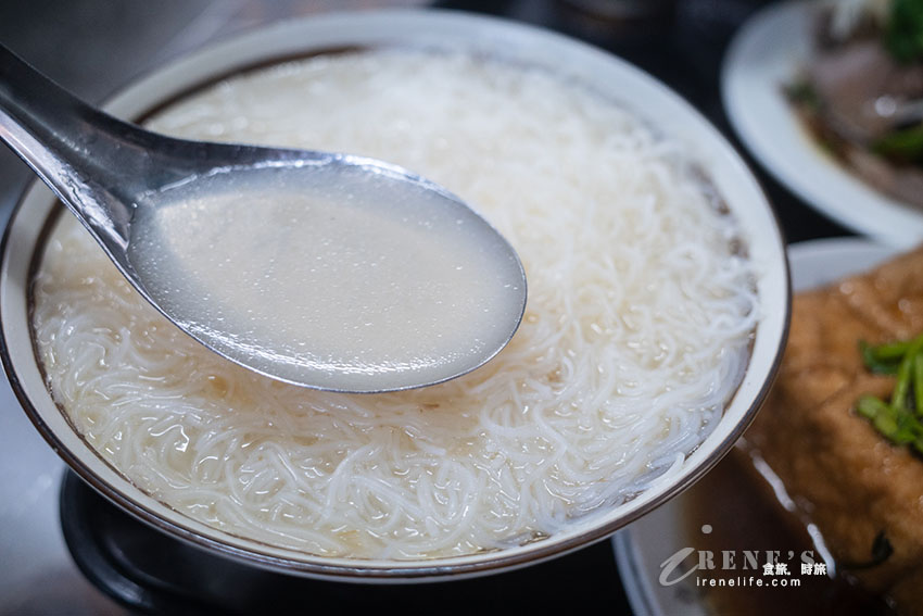 三重新開幕阿嬤ㄟ食堂米粉湯，罕見的細米粉不是粗米粉，搭配黑白切小菜好滿足