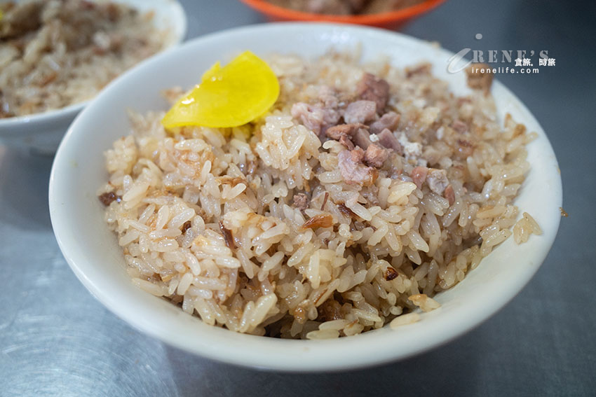 關渡從早就開始賣到下午的排隊油飯，油飯配碗什錦湯，便宜又好吃，吃完不忘再外帶