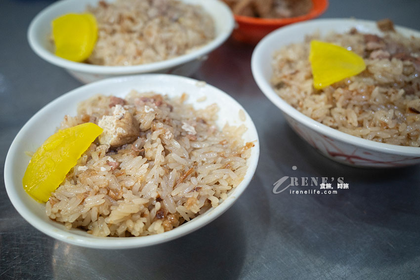 關渡從早就開始賣到下午的排隊油飯，油飯配碗什錦湯，便宜又好吃，吃完不忘再外帶