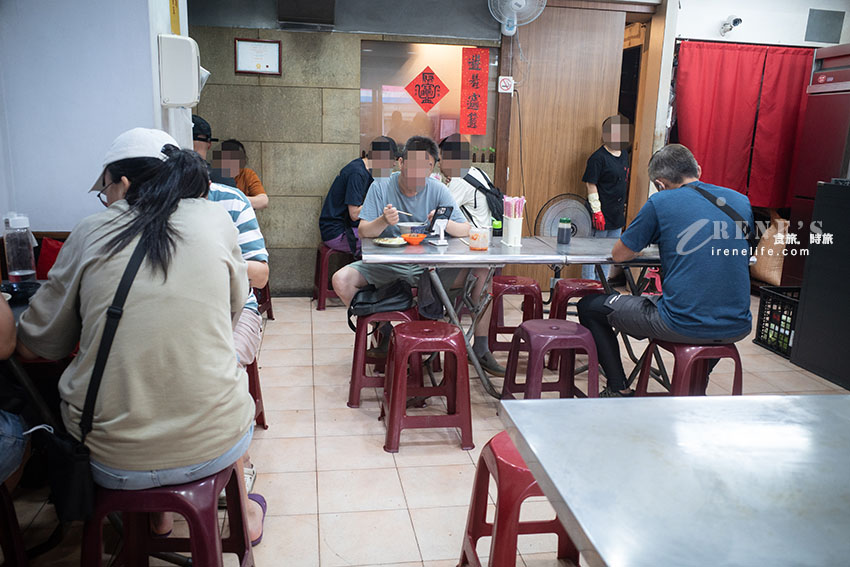 關渡從早就開始賣到下午的排隊油飯，油飯配碗什錦湯，便宜又好吃，吃完不忘再外帶