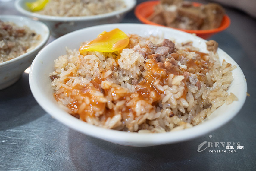 關渡從早就開始賣到下午的排隊油飯，油飯配碗什錦湯，便宜又好吃，吃完不忘再外帶