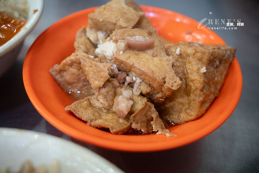 關渡從早就開始賣到下午的排隊油飯，油飯配碗什錦湯，便宜又好吃，吃完不忘再外帶