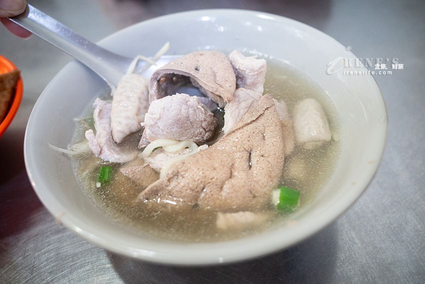 關渡從早就開始賣到下午的排隊油飯，油飯配碗什錦湯，便宜又好吃，吃完不忘再外帶