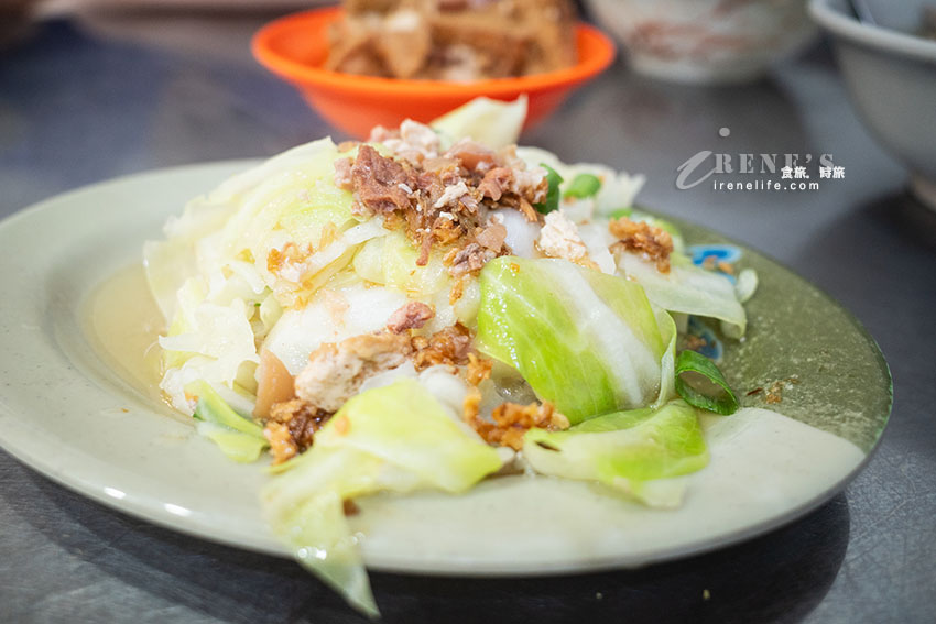 關渡從早就開始賣到下午的排隊油飯，油飯配碗什錦湯，便宜又好吃，吃完不忘再外帶